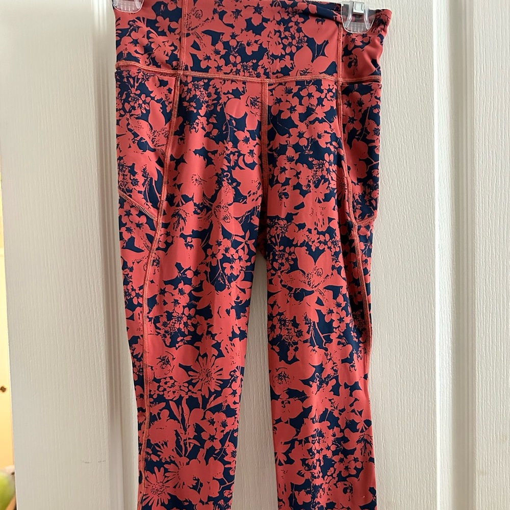NWOT NEVER BEEN WORN FLORAL LEGGINGS